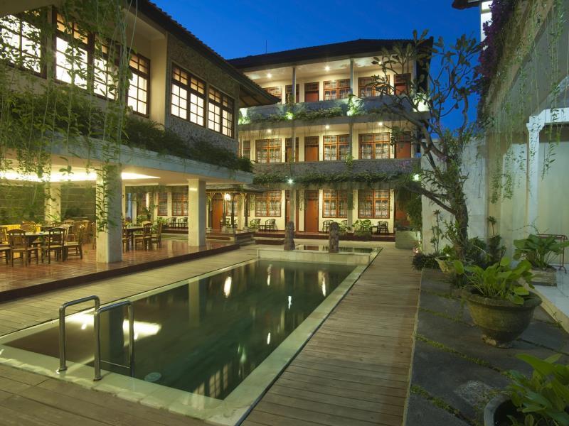 Catur Adi Putra Hotel Denpasar Exterior foto