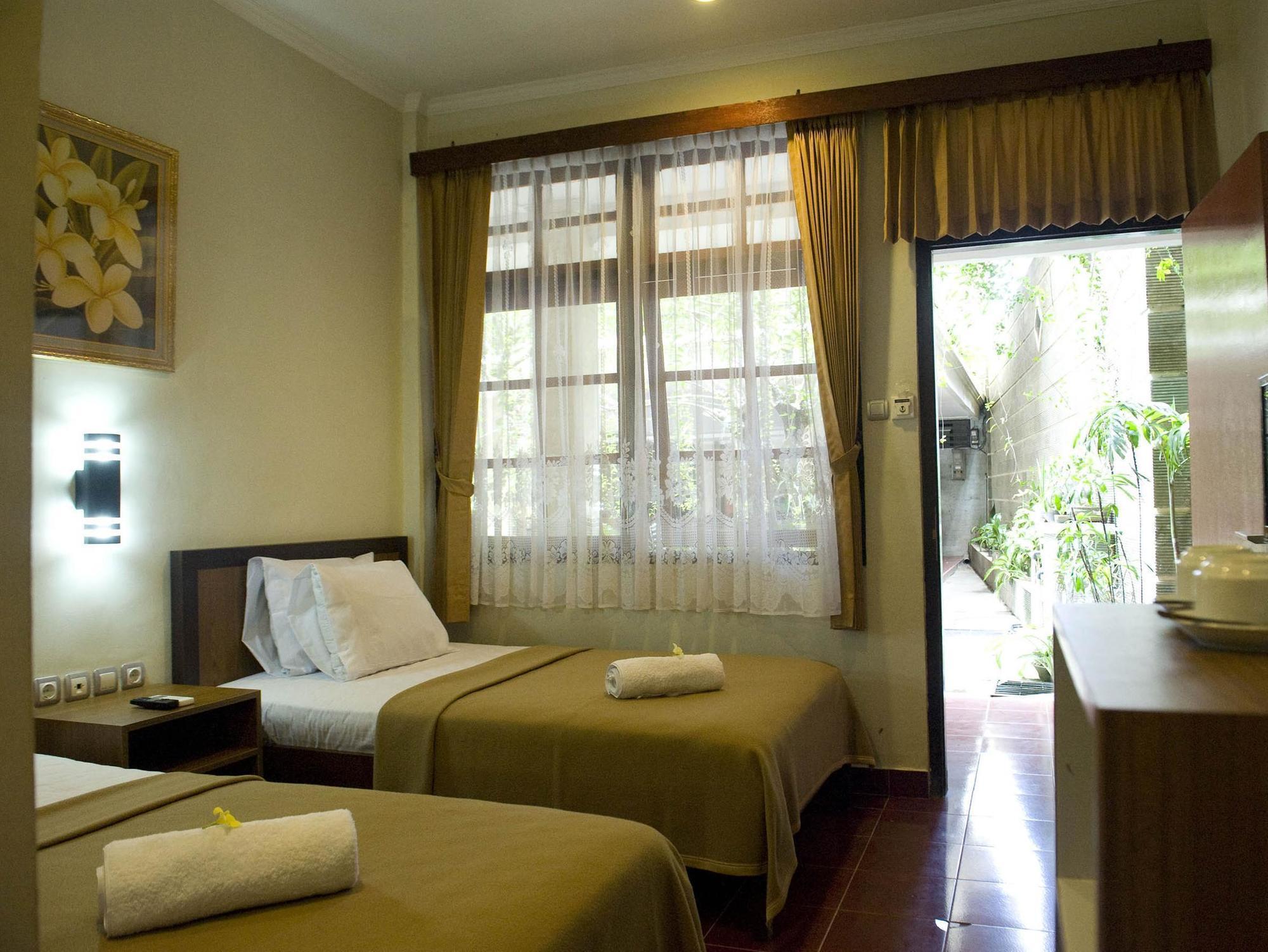 Catur Adi Putra Hotel Denpasar Exterior foto