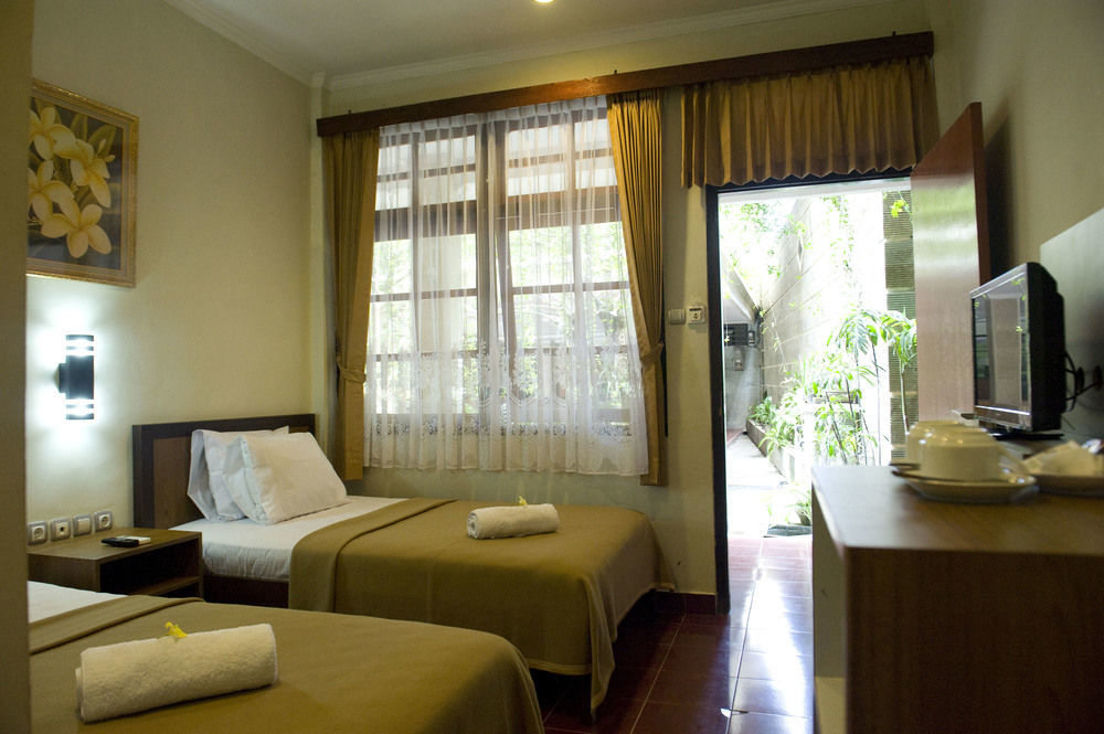 Catur Adi Putra Hotel Denpasar Exterior foto