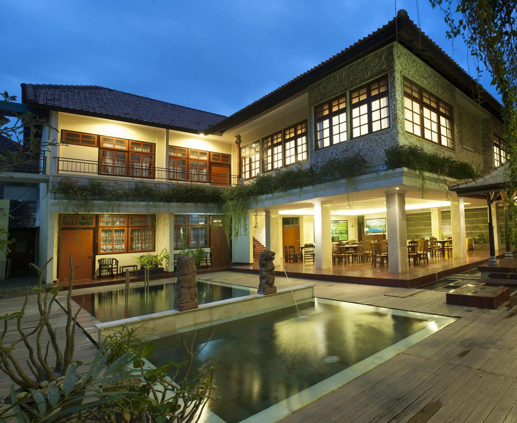 Catur Adi Putra Hotel Denpasar Exterior foto