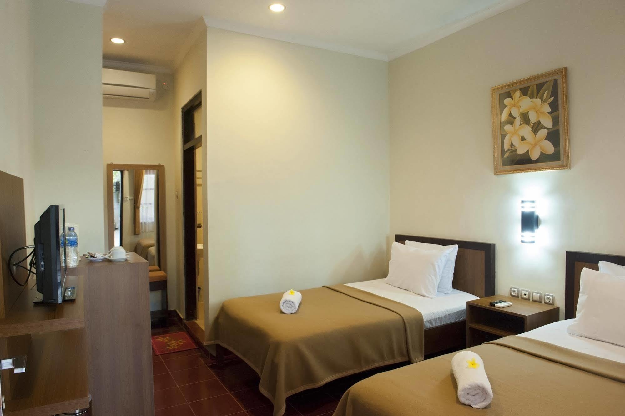 Catur Adi Putra Hotel Denpasar Exterior foto