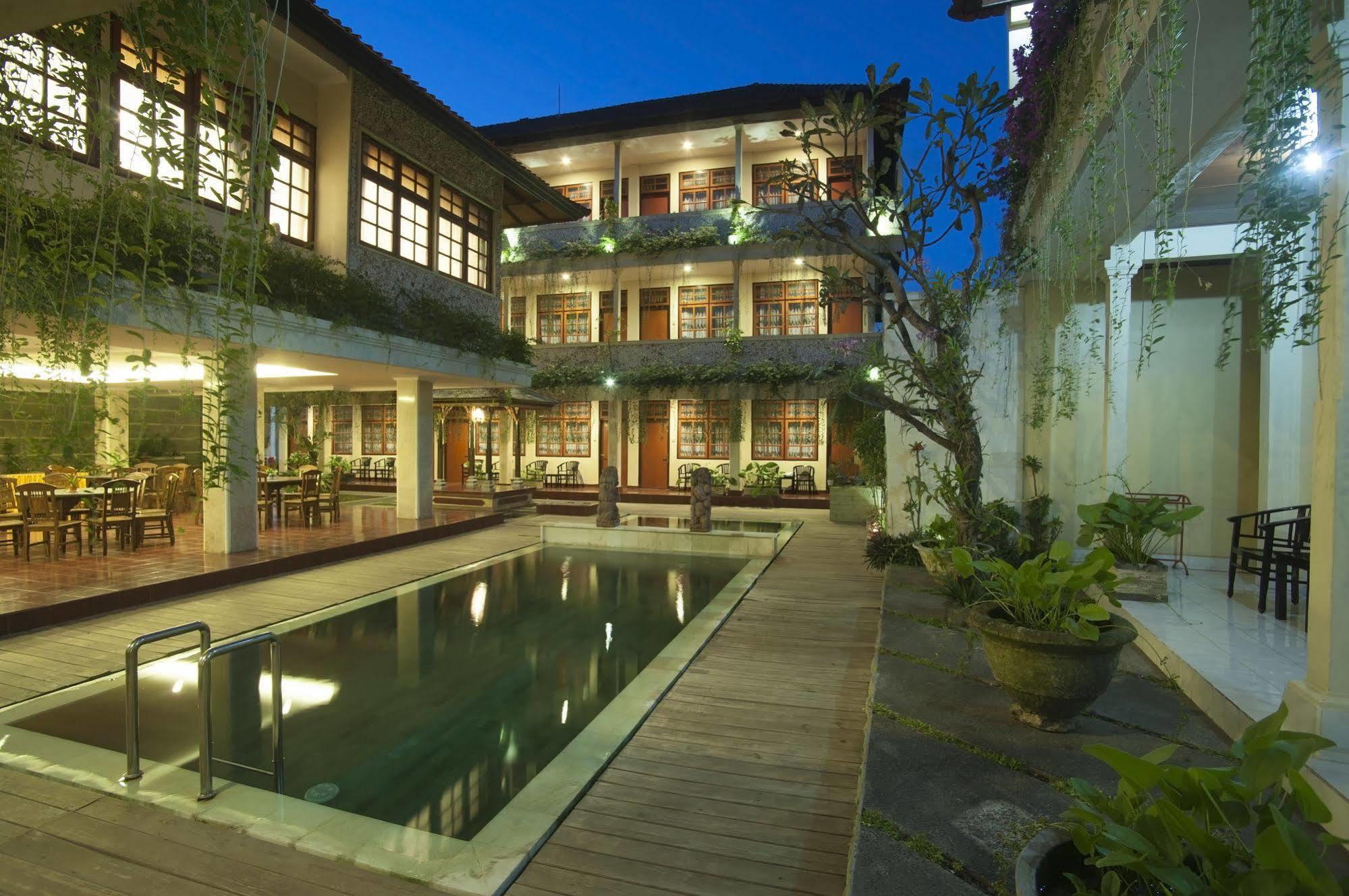 Catur Adi Putra Hotel Denpasar Exterior foto