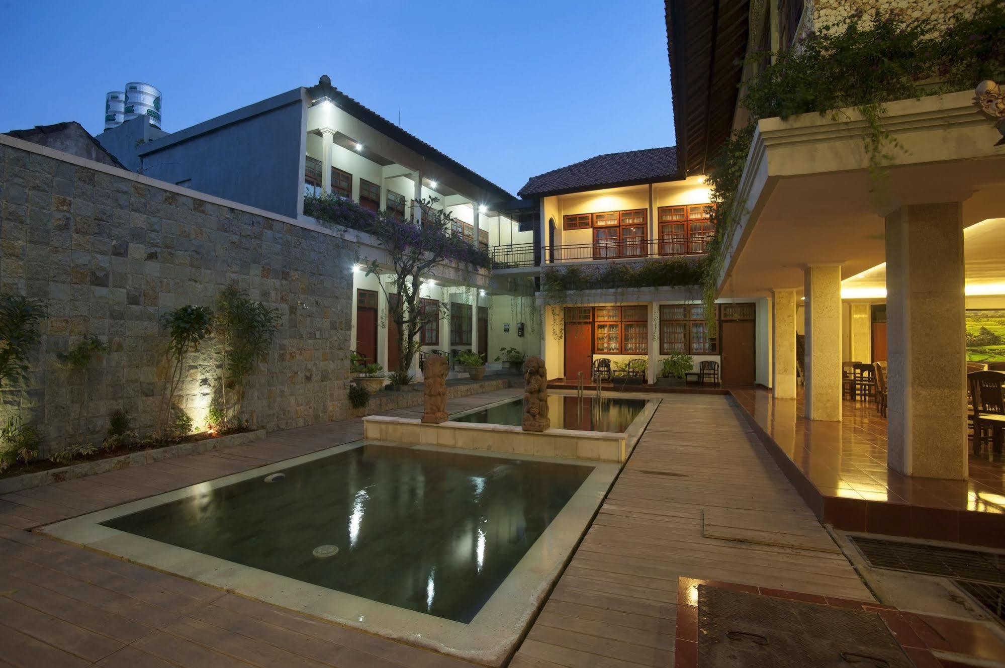 Catur Adi Putra Hotel Denpasar Exterior foto