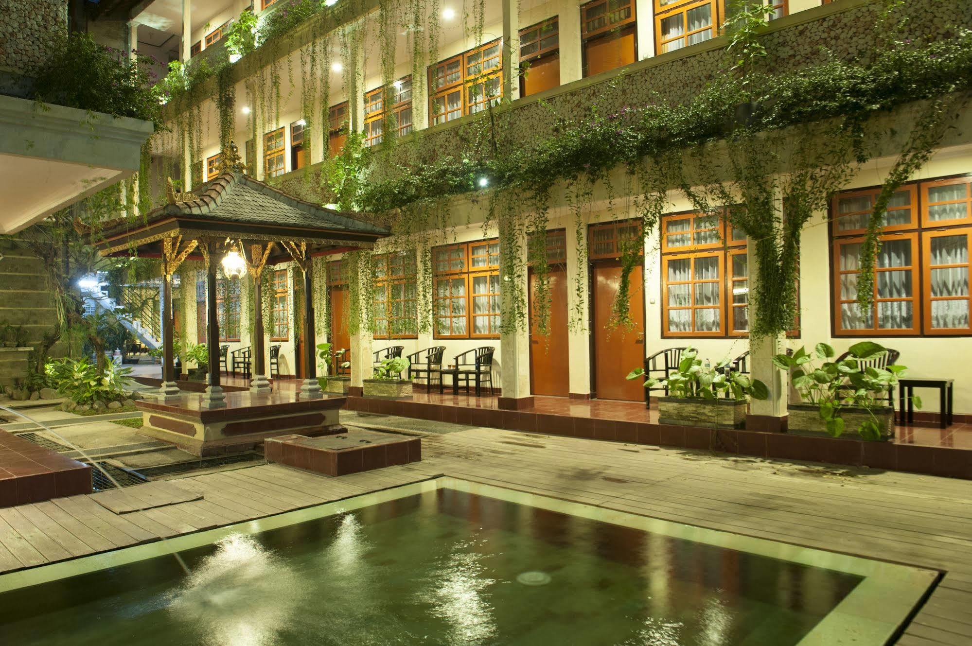 Catur Adi Putra Hotel Denpasar Exterior foto