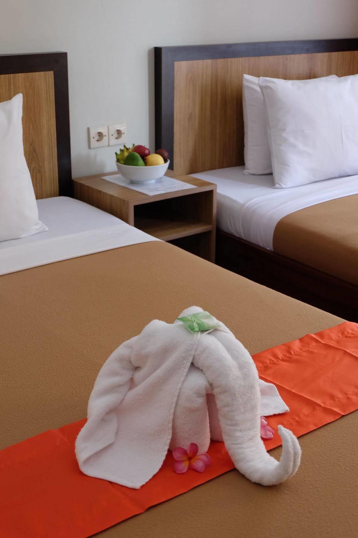 Catur Adi Putra Hotel Denpasar Exterior foto
