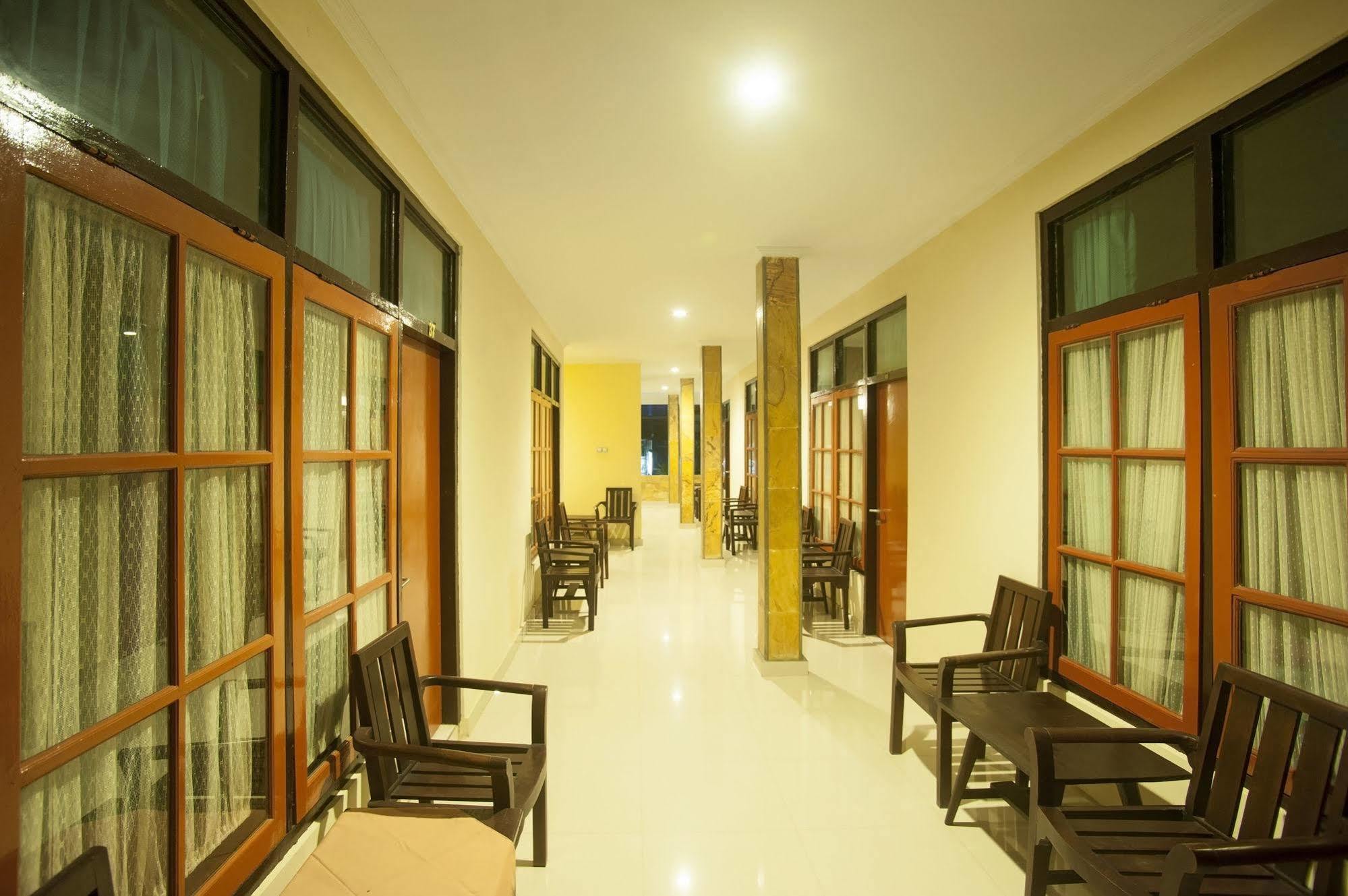 Catur Adi Putra Hotel Denpasar Exterior foto