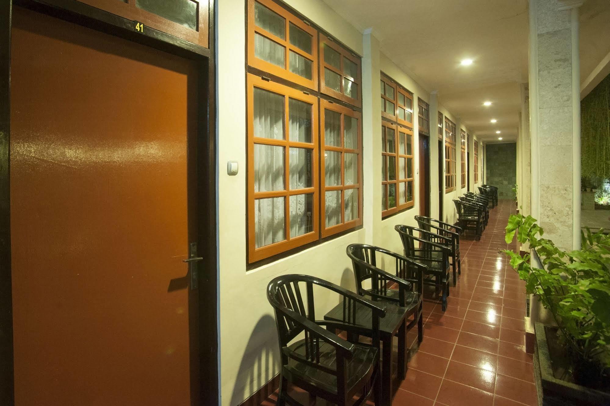 Catur Adi Putra Hotel Denpasar Exterior foto