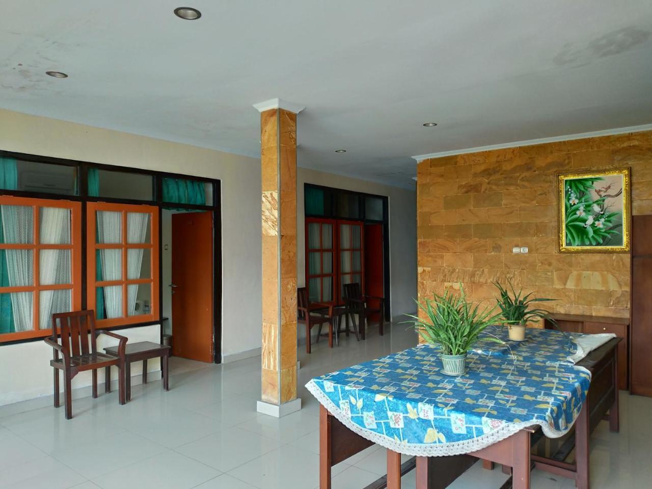 Catur Adi Putra Hotel Denpasar Exterior foto