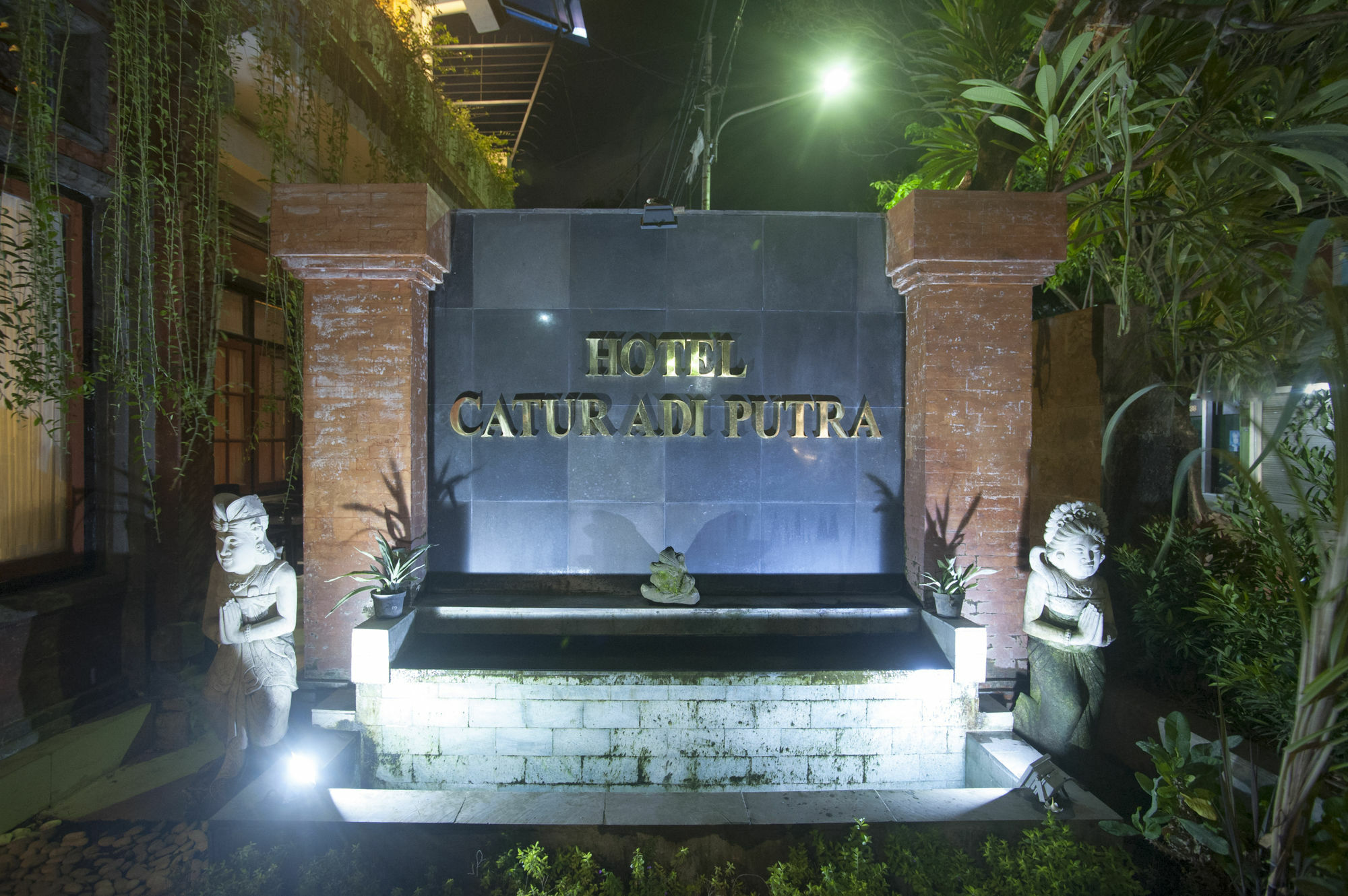 Catur Adi Putra Hotel Denpasar Exterior foto