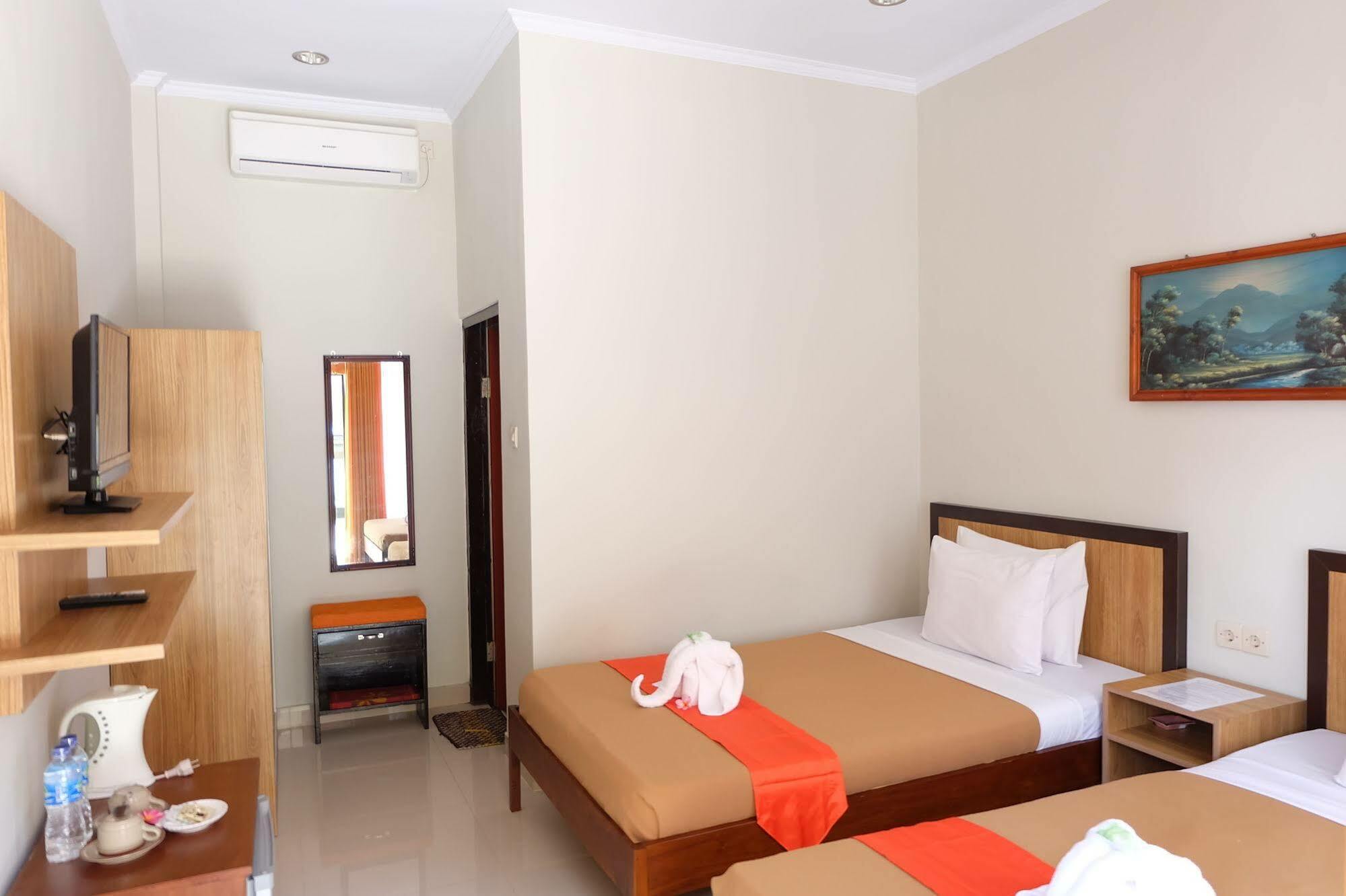 Catur Adi Putra Hotel Denpasar Exterior foto